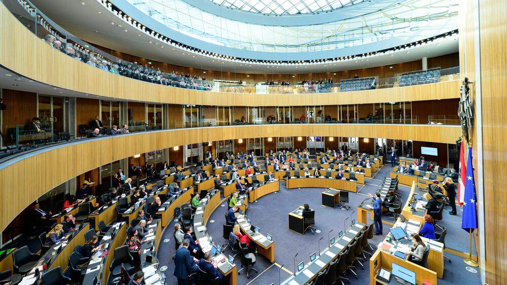 Parlamentssaal in Wien | Die im Parlament vertretenen Parteien genießen wenig Sympathie. 