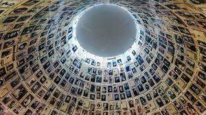 Die Kuppel mit Bildern von Ermordeten in der erschütternden Gedenkstätte Yad Vashem in der Nähe des Herzlberges in Jerusalem