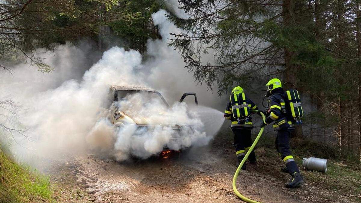 Mittwochnachmittag kam es in einem Wald bei Neuberg zu einem enormen Fahrzeugbrand