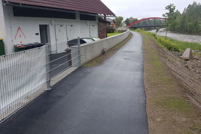 In Möllbrücke wurden entlang der Möll Dämme aufgeschüttet.