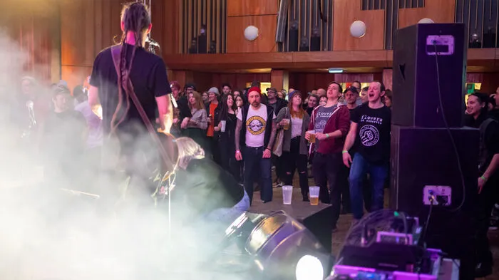 Die Weizer Band "Flowers in Concrete" feiert heuer in 30-jähriges Bühnenjubiläum. Das erste Konzert in diesem Jahr spielte die Punk-Band im Volkshaus Weiz.