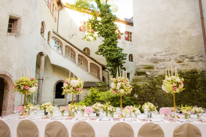 Schloss Friedberg. Das Schloss Friedberg in 6111 Volders besticht durch den Charme der Vergangenheit, dem idyllischen Innenhof mit dem Georgibrunnen und den mittelalterlichen Mauern, die sich wie ein ConCon um die Tafel hüllen. Über die gotische Schneckenstiege geht es zum Festsaal im Burginneren. Auf Wunsch kann das Schloss auch nur für eine Trauung gebucht werden.