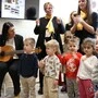 Kinder singen begleitet von Frau an Gitarre