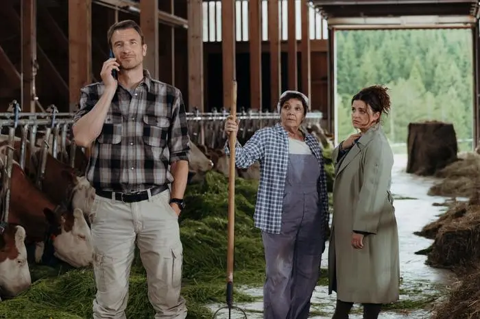 Der Bergdoktor - Neuanfänge - Rolf Pflüger hat nach einem Streit mit seiner Tochter einen tödlichen Herzinfarkt erlitten. Von Schuldgefühlen geplagt, führt Caro von nun an die Geschäfte der Firma. Vor einem Neuanfang steht auch Clara Meindl mit ihren Kindern. Zu dritt lässt sich die Familie in Ellmau nieder. Als Claras Tochter Mia ungewöhnlich hohes Fieber bekommt und kurz darauf auch ihr älterer Bruder Noah auf einen Erreger immunologisch überreagiert, schrillen bei Bergdoktor Martin Gruber die Alarmglocken. - Im Bild: Das beschwingte Verhalten von Hans Gruber (Heiko Ruprecht, l.) entgeht auch Lisbeth Gruber (Monika Baumgartner, M.) und Lilli Gruber (Ronja Forcher, r.) nicht. Foto: ORF/ZDF/Sabine Finger. Veröffentlichung honorarfrei nur für redaktionelle Berichterstattung in Sendungszusammenhang und mit Copyrightangabe. Kontakt: foto@orf.at