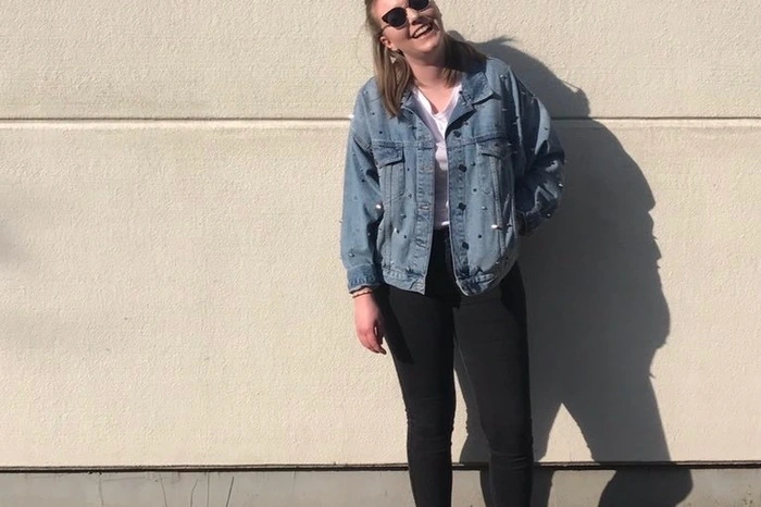 Anna Reimers (20), Stainz: „Ich mag es sportlich, egal ob ich shoppen gehe, zur Arbeit oder in eine Bar: Ohne Sneakers geht bei mir nichts. Ich kombiniere gern schlichte Jeans und Shirts mit ausgefallenen Jacken. In diese Denim-Jacke habe ich mich auf den ersten Blick verliebt und sie ist für mich ein Frühlings-Must- Have. Hauptsache ist für mich, dass es nicht nur praktisch und bequem, sondern auch optisch ein Hingucker ist.“ Expertin Daniela Lambauer: „Der Look ist sehr stimmig, eine Crossbody-Bag oder ein farbiges Shirt würden das gewisse Etwas verleihen.“