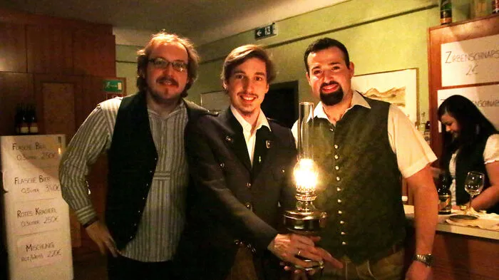 Auf eine Zeitreise in die Vergangenheit lud der Verein „Kultur.Hunger“ in Stallhofen ein. „Stromlos fuatgeh’n“ war das Motto, unter dem die Organisatoren um Andreas Amreich, Klemens Kollmann, Markus Oswald und Norbert Schatzmayr (Foto) zum Kirchenwirt einluden.