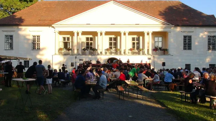 Mit weltbekannten Musical-Klängen erfüllten die Musiker der Marktmusik Wagna den in ein mystisches Licht der untergehenden Sonne getauchten idyllischen Schlosspark Retzhof beim jüngsten Sommernachtskonzert.