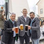 Jubilar Leitner, Wirt Huditz jun., Bier-Manager Plieschnig (von links)