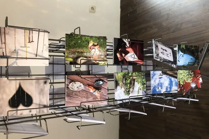 Angeboten werden etwa Postkarten mit Fotografien aus der Region...