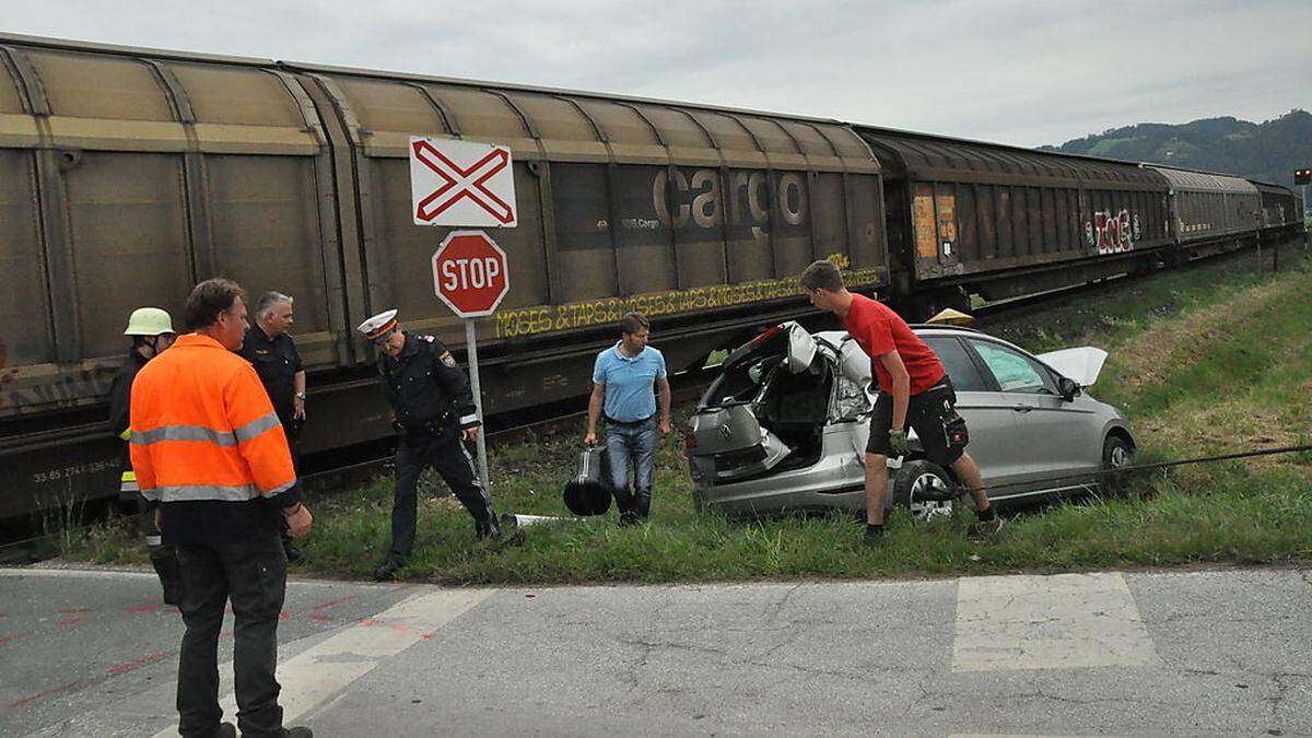 Das Auto wurde bei dem Unfall total beschädigt