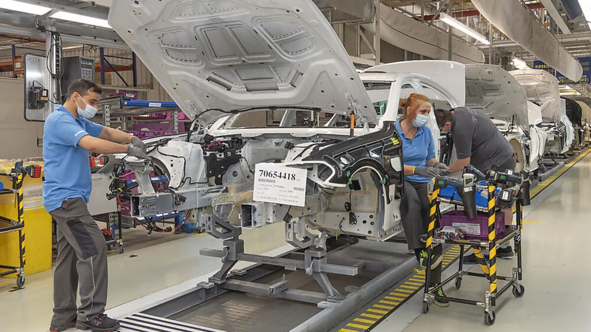 Heute wird die Produktion bei Magna Steyr wieder hochgefahren: Corona bestimmt auch hier das Leben der Tausenden Mitarbeiter. 