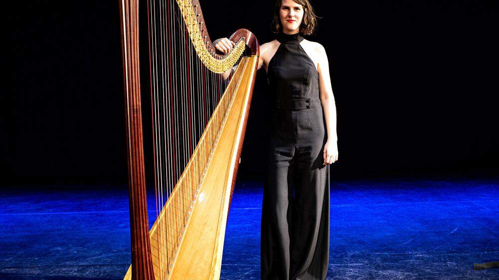 Elisabeth Plank an der Harfe