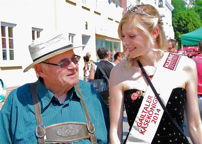  Siegfried Lasser, Vater des Speckfestes, im Jahr 2015 mit der damaligen Käsekönigin