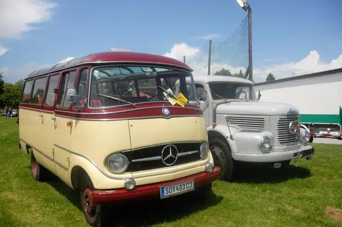 Oder alte Busse verschiedener Hersteller.