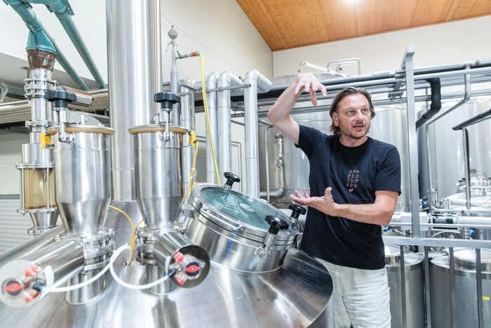 Türen und Tore der Brauerei stehen für alle offen, die sich von der Philosophie überzeugen und Bier „gefährlich ehrlich“ erleben wollen