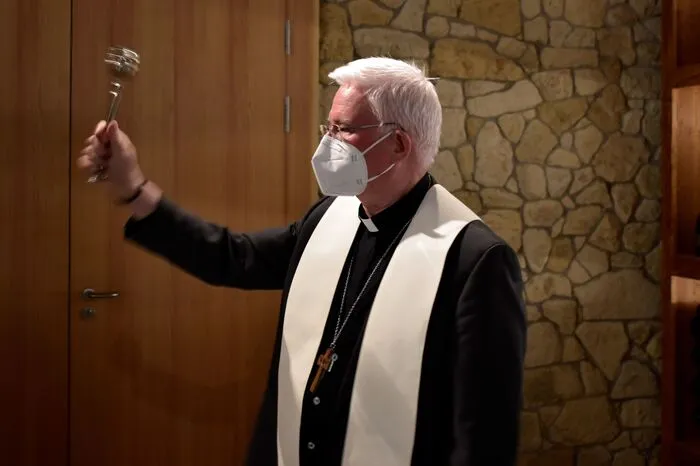 Der Salzburger Erzbischof Franz Lackner, gebürtiger St. Annarer, segnete das neue Anwesen des Weinhofes Ulrich und wünschte der Winzerfamilie alles Gute für die Zukunft.