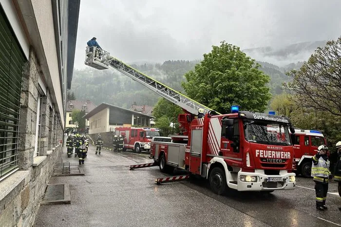 Zehn Schüler wurden mit ihrem Lehrer über die Drehleiter in Sicherheit gebracht und der Rettung zur weiteren medizinischen Behandlung übergeben.
