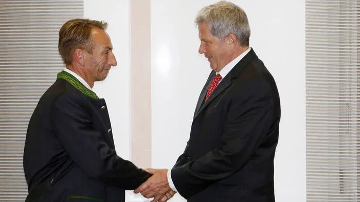 Bezirkshauptmann Max Wiesenhofer (rechts) gelobte Ewald Deimel als Bürgermeister an