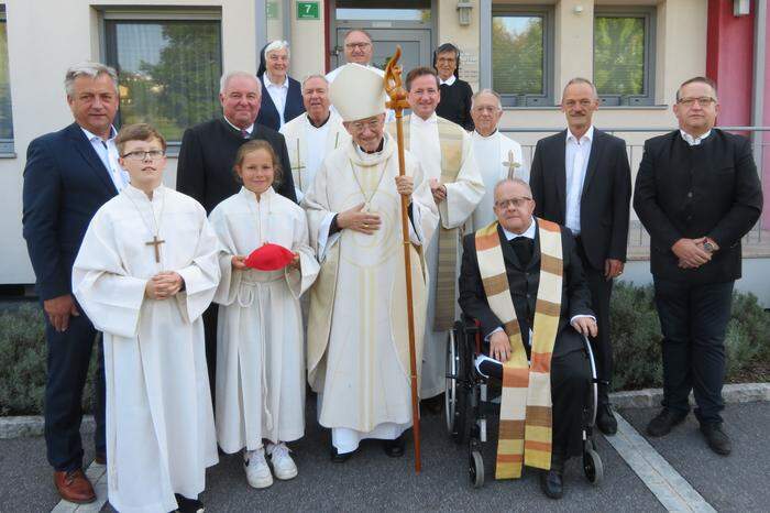 Priester mit Ehrengästen des Jubiläumssonntags in St. Stefan im Rosental