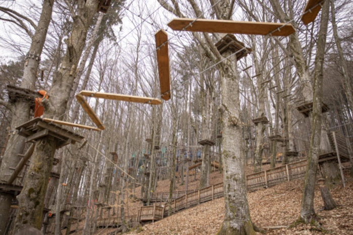 Die Kletterparcours stehen für die Gäste bereit. Am 2. April öffnet der Freizeitpark wieder.