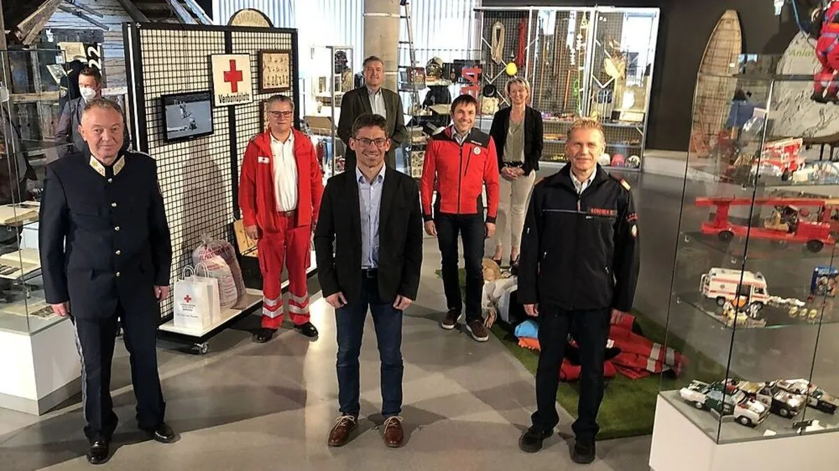 Vertreter von Stadt und Museum mit Mitgliedern der Einsatzorganisationen