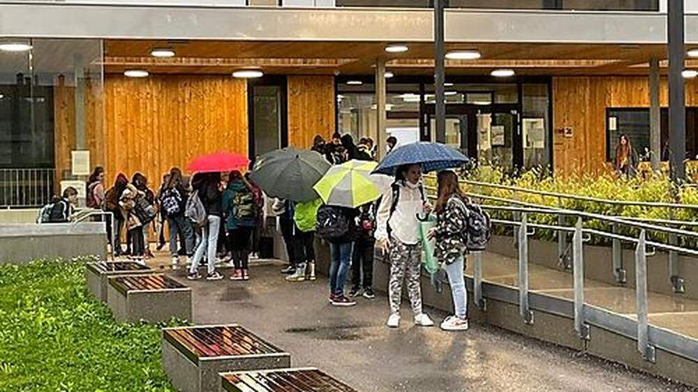 Gespanntes Warten am Montag vor der Sportmittelschule Villach-Lind in Kärnten