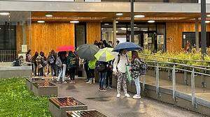 Gespanntes Warten am Montag vor der Sportmittelschule Villach-Lind in Kärnten