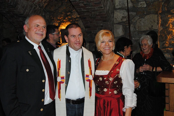 Dazu folgte der kirchliche Segen durch Pfarrer Josef Windisch von den Pfarren Fernitz und Kalsdorf - im Bild mit dem Ehepaar Hans und Renate Ruckenstuhl -, der appellierte, „Freundschaft zu pflegen“.  