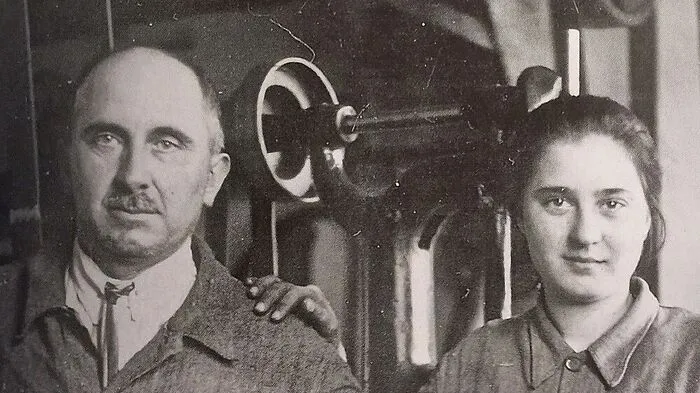 Firmengründer Anton Paar mit einer seiner Töcher, Margareta Platzer