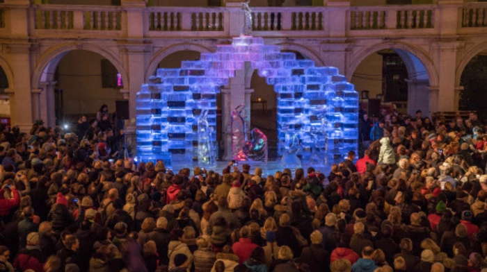 In ihrer vollen Pracht wurde die Eiskrippe im Landhaushof am Samstagabend feierlich eröffnet. 45 Tonnen kristallklares Eis begeistern Jung und Alt - hoffentlich bis zum 6. Jänner.