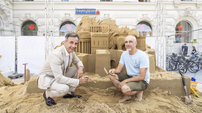 Sport steht im Mittelpunkt der diesjährigen Aktion. Im Rahmen von "Summer in the City" gestalten vier "Profi-Sandburgenbauer" vor dem Rathaus eindrucksvolle Skulpturen. Bürgermeister Siegfried Nagl schaute in der Werkstatt vorbei.