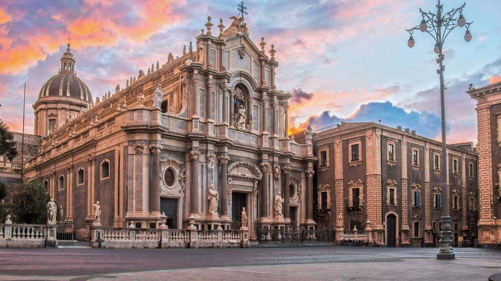 Die barocke Fassade der Kathedrale von Catania ist genauso sehenswert wie der nahe Vulkan Ätna