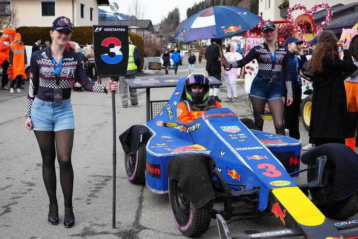 Die Jury von Bürgermeister Ewald Haingartner und Vizebürgermeister Hermann Duer wählte in der Großgruppe den „Formel 1 Rennwagen“ auf Platz eins...