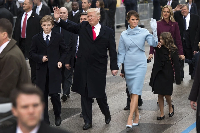 Bei der Inauguration Parade 2017 trug Melania Trump ein himmelblaues Kaschmir-Ensemble von Ralph Lauren und Stilettos von Manolo Blahnik.