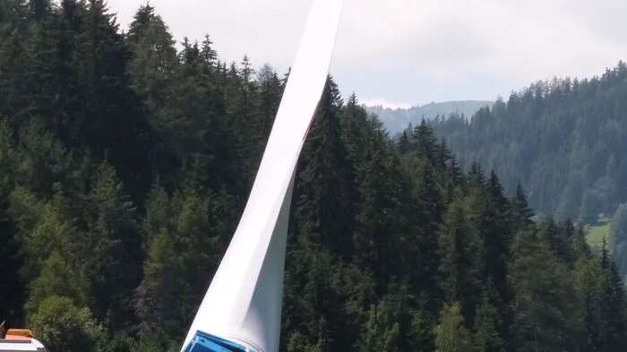 So werden die Tonnenschweren Teile der neuen Windkraftanlagen auf den tauernwindpark transportiert.