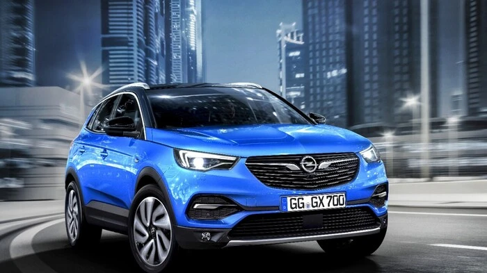 Der Grandland X heuert im Herbst als drittes Mitglied der X-Familie von Opel an. Er folgt auf seine Brüder Crossland X und den Bestseller Mokka X, die beide rund 20 Zentimeter kürzer sind. Mit 4477 Millimetern Länge, 1844 Millimetern Breite und einer Höhe von 1636 Millimetern ergeben sich knackigen Proportionen.