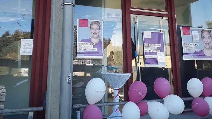 Die Luftballone weisen auf die Neueröffnung hin