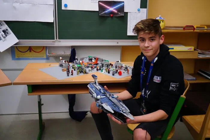 Die Themen durften sich die Schüler allesamt selber aussuchen. Eine Staion etwa befasste sich mit der Filmreihe "Star Wars". "Es ist spannend, dass Raumschiffe, wenn sie langfritsig bewohnt werden, eigentlich viel, viel größer sein müsstsen, als in Filmen dargestellt wird", sagt Alexander, der ganz Feuer und Flamme für dieses Thema ist.