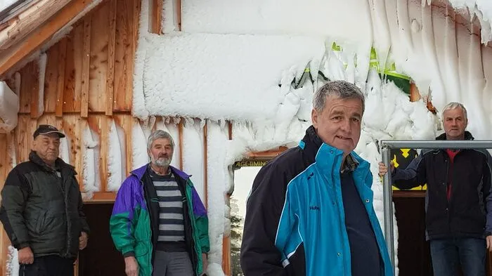 Alle Hände voll zu tun gab es im November für SC Obdach-Rodelsportboss Hubert Götschl und Bahnchef Gerhard Götschl, die die Winterleitenbahn für die Saison 2017/2018 rennfertig präpariert haben.