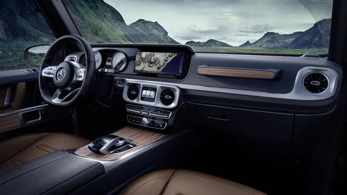 Im Innenraum haben die Schwaben den Mercedes G neu erfunden. Die ganz neu designte Instrumententafel beinhaltet serienmäßig zeitlose analoge Tuben als Rundinstrumente, wie in E- und S-Klasse kommen als Kombiinstrument auf Wunsch ein großes Display mit virtuellen Instrumenten sowie ein Zentraldisplay über der Mittelkonsole zum Einsatz. Optisch verschmelzen zwei 12,3 Zoll-Displays unter einem gemeinsamen Deckglas zu einem Widescreen-Cockpit.