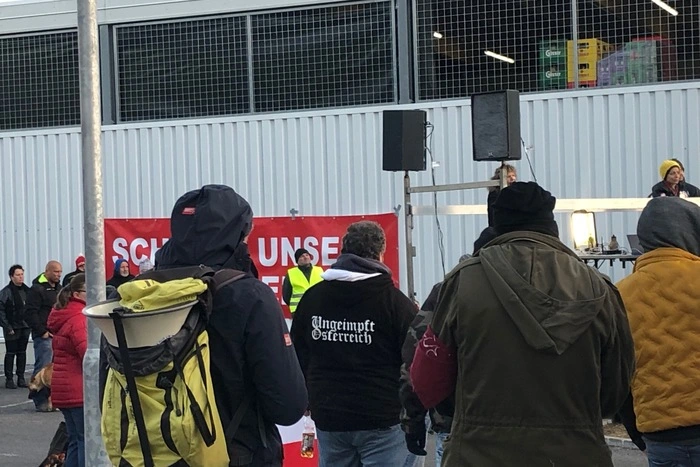 Ein betroffener Vater meint, sein Kind hatte heute Dienstag Angst vor dem Schulbesuch - wegen der angekündigten Demo