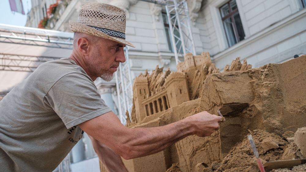 Internationale Künstler wie Leonardo Ugolini verwandeln den Grazer Hauptplatz wieder in eine außergewöhnliche Sandlandschaft