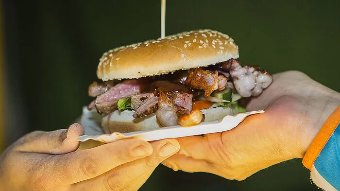Top 10: Das European Street Food Festival lockte in den vergangenen Jahren Tausende Menschen auf den Parkplatz der Discothek Base in Liezen. Am 12. und 13. Mai darf wieder geschlemmt werden, jedoch neuerdings am Hauptplatz. Mehr dazu. 