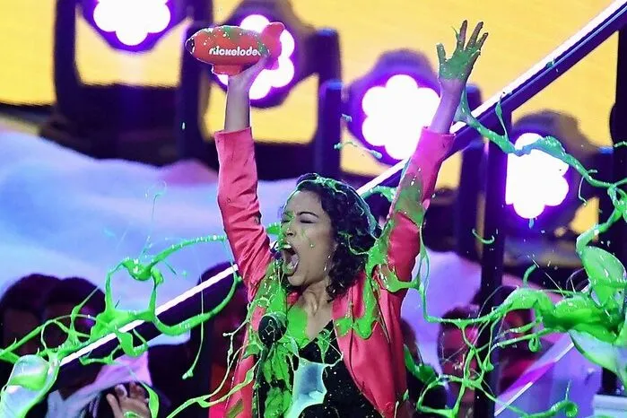 Ebenfalls in den Genuss einer Ladung Schleim kam Liza Koshy.