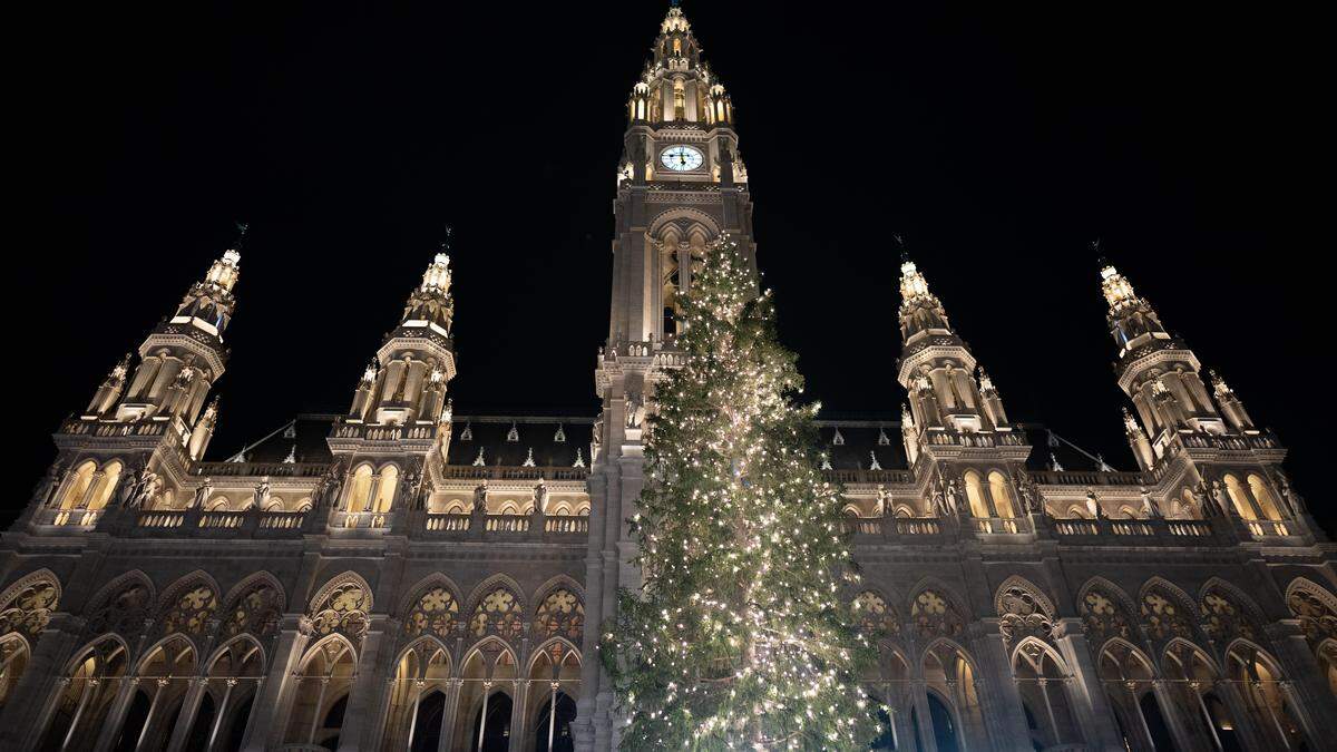 Seit Freitagabend leuchtet der Wiener Rathausplatz weihnachtlich