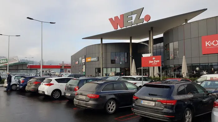 Der Parkplatz vor dem WEZ in Bärnbach wir beinahe komplett gefüllt.