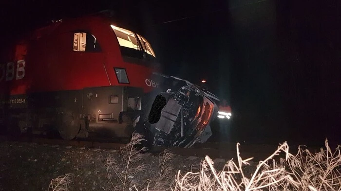 Ein 32-jähriger Murtaler geriet Montagnacht mit seinem Kleintransporter von der Fahrbahn ab und landete seitlich auf den Gleisen.