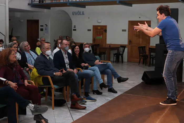 "Ist das Glas halb voll oder halb leer?“ „Je nachdem, wen du fragst...“ „Die Einen sagen so - die Anderen sagen so.“ „Mein Rechts ist ja auch dein Links.“„Außer, ich steh am Kopf.“ „Dann ist dein Oben mein Unten.“