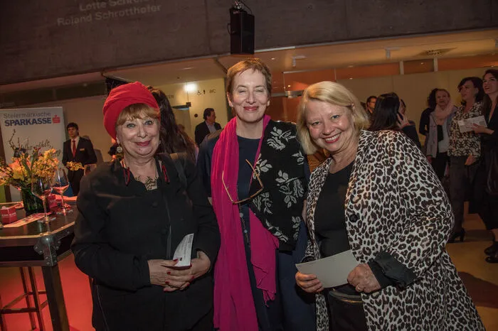 ... Prominent vertreten war bei der Eröffnung der 20. Diagonale in Graz traditionell die Filmbranche: hier u.a. mit Inge Maux, Marlene Ropac und Margarethe Tiesel ...