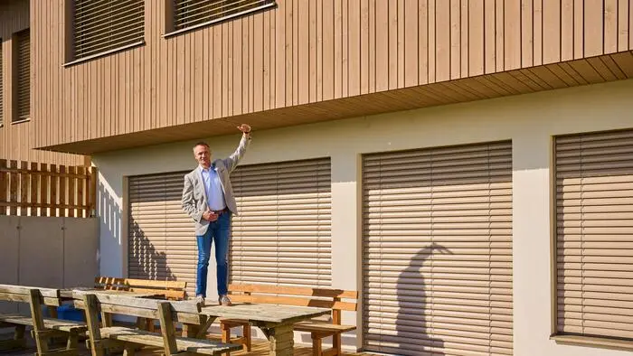 Die Sonne brennt auf die Terrasse der VS Diex. Bürgermeister Anton Napetschnig wird sie überdachen und eine Markise anbringen lassen